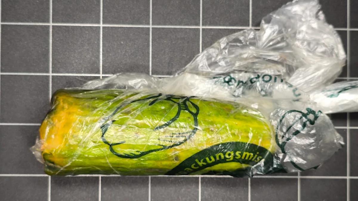 o femeie a cumparat de pe un site de anunturi o moneda din aur si a primit acasa un castravete stricat capcana in care a cazut singura