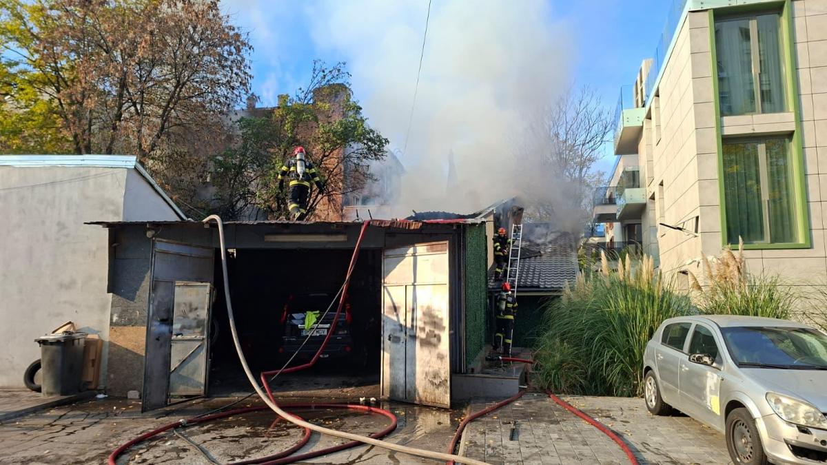 Şase persoane au fost evacuate după un incendiu la o casă din Bucureşti, în Sectorul 2. Pompierii intervin cu 9 autospeciale