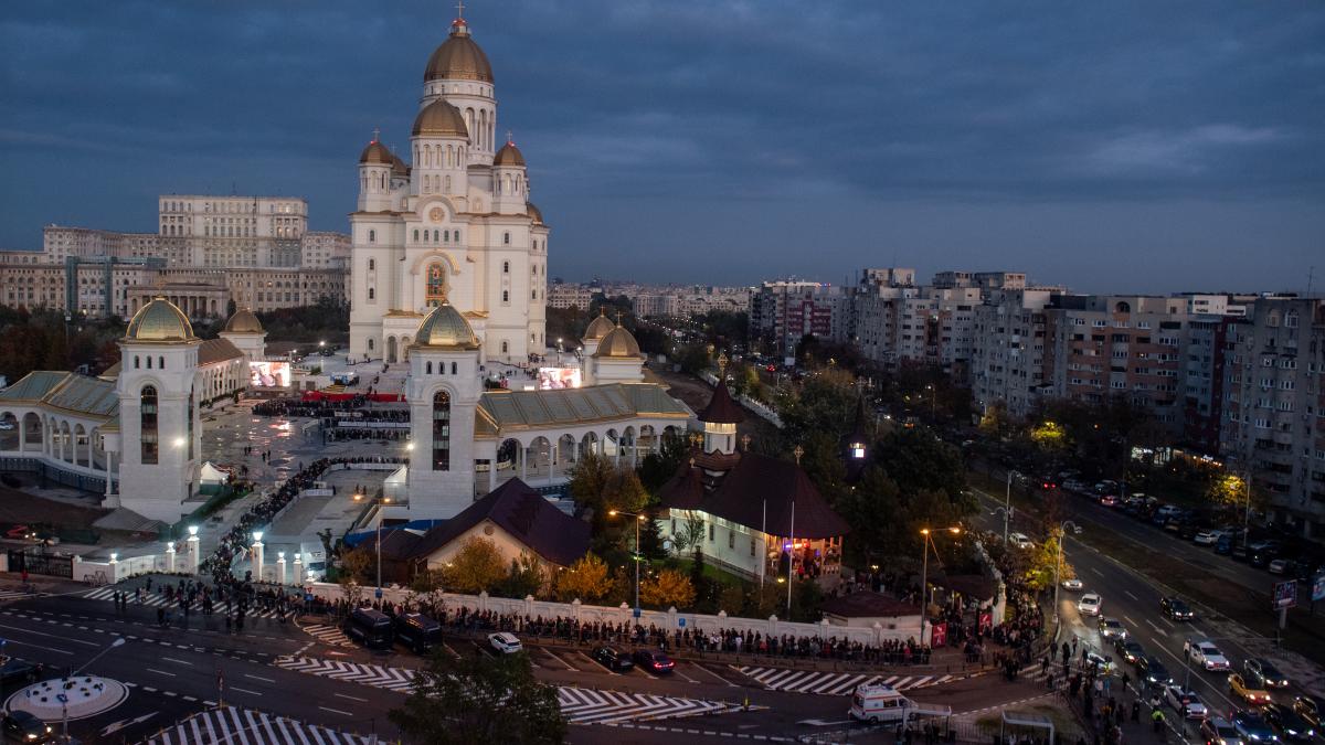 Scandal la Catedrala Națională. Jandarmii au închis ușile principale pentru curățenie, enoriașii revoltați au vrut să intre cu forța