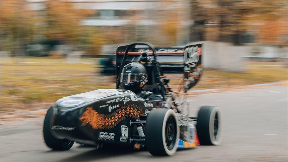 Studenţii Politehnicii Bucureşti au construit primul monopost românesc care va concura pe circuitele internaţionale. Cum arată DR06