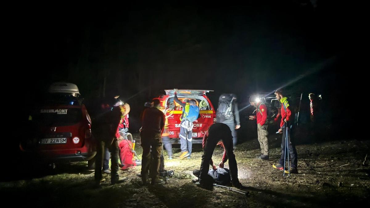 Un adolescent de 17 ani a rămas blocat pe Vârful Omu după ce a căzut și s-a rănit la coloană. 25 de salvamontiști încearcă să-l salveze