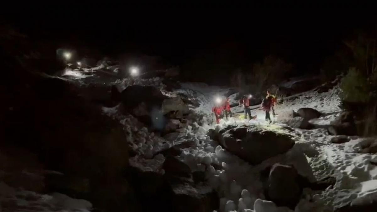 un adolescent de 17 ani a ramas blocat pe varful omu dupa ce a cazut si s a ranit la coloana 25 de salvamontisti incearca sa l salveze