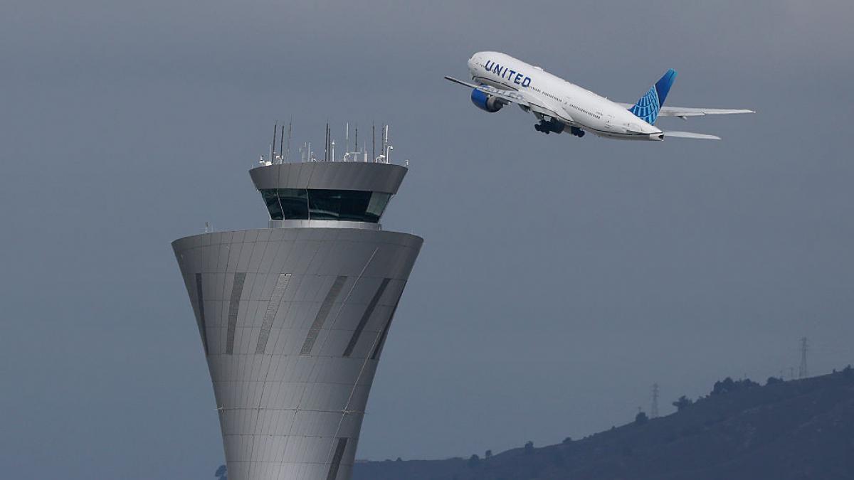 Un avion s-a întors din drum după ce unui pasager i-a căzut laptopul, care a alunecat printr-o gaură până în cală