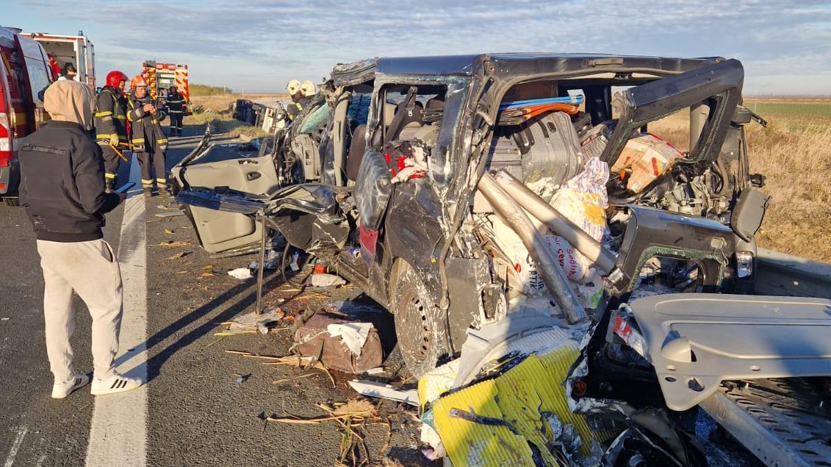 Accident teribil pe A1: un microbuz și un TIR s-au ciocnit. Nouă persoane sunt rănite