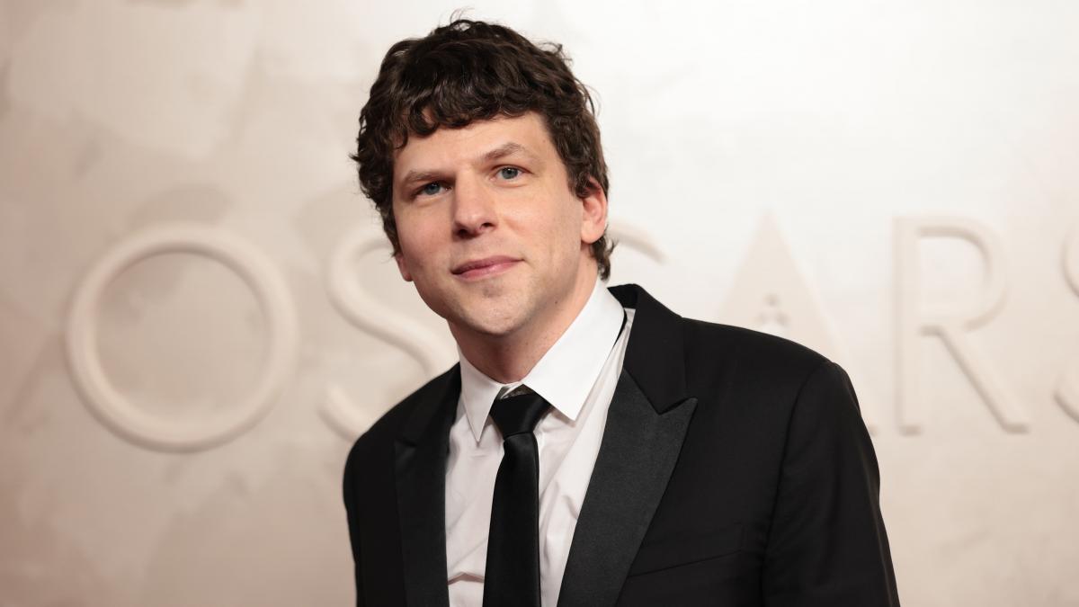 Actorul american Jesse Eisenberg a dezvăluit că-şi va dona un rinichi unui străin: "Sunt foarte entuziasmat pentru asta"