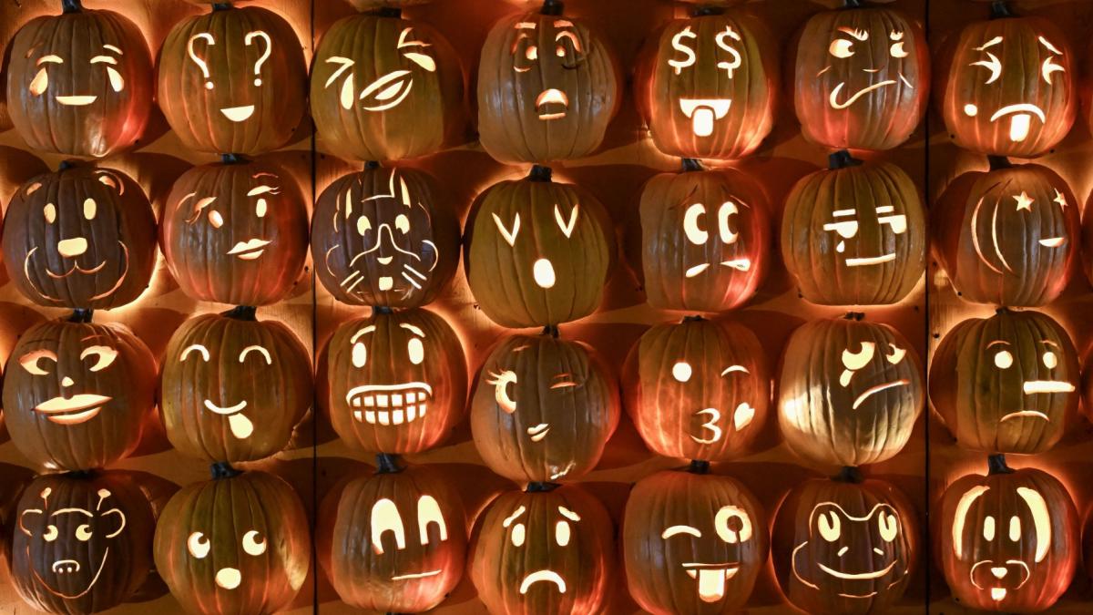 Cel mai mare zid din dovleci sculptați din Europa poate fi văzut într-un parc din București, de astăzi, la un nou festival de Halloween