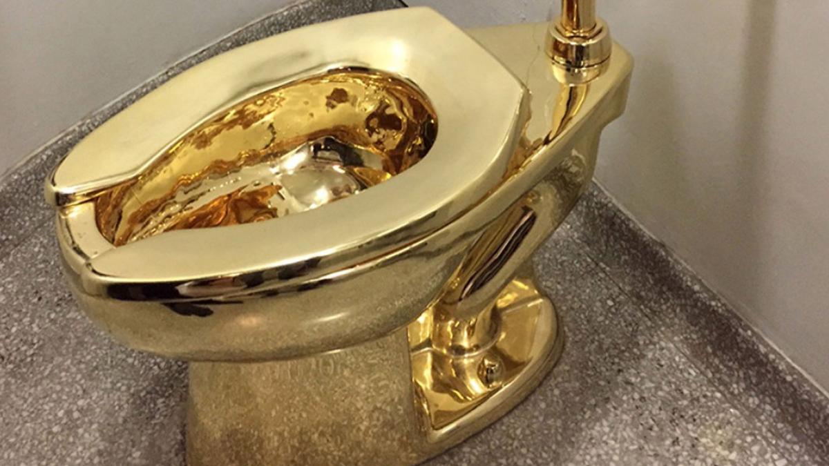 celebrul wc de aur numit america a reaparut vasul de toaleta va fi expus si vandut dupa ani de mister cat costa opera lui cattelan