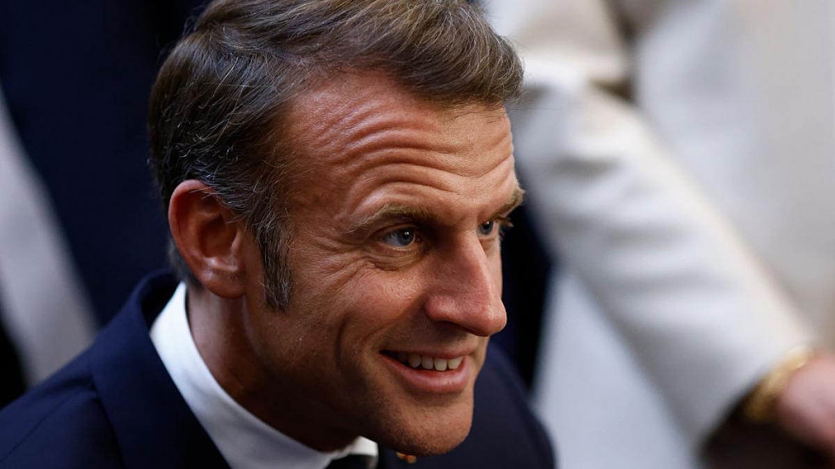 O studentă i-a făcut o propunere lui Emmanuel Macron, apoi i-a dat dat CV-ul. Reacția președintelui francez