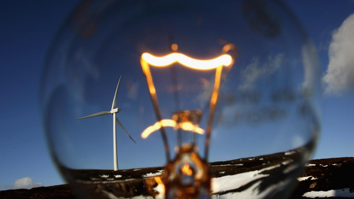 Preţul energiei electrice şi termice creşte uşor de la 1 noiembrie, după majorarea taxei de cogenerare cu 62%