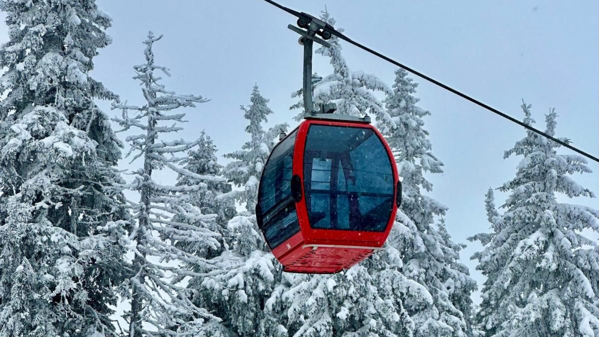 Scumpiri la urcări și coborâri în sezonul de schi 2025-2026 la Poiana Brașov: Noile prețuri pentru cartele sau abonamente la telecabină