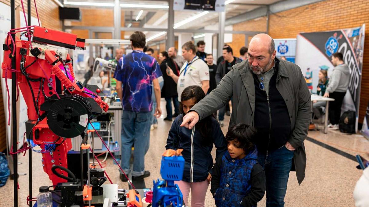 Senatul Științific al Fundației Dan Voiculescu pentru Dezvoltarea României premiază inovația la ROBOFEST 2025