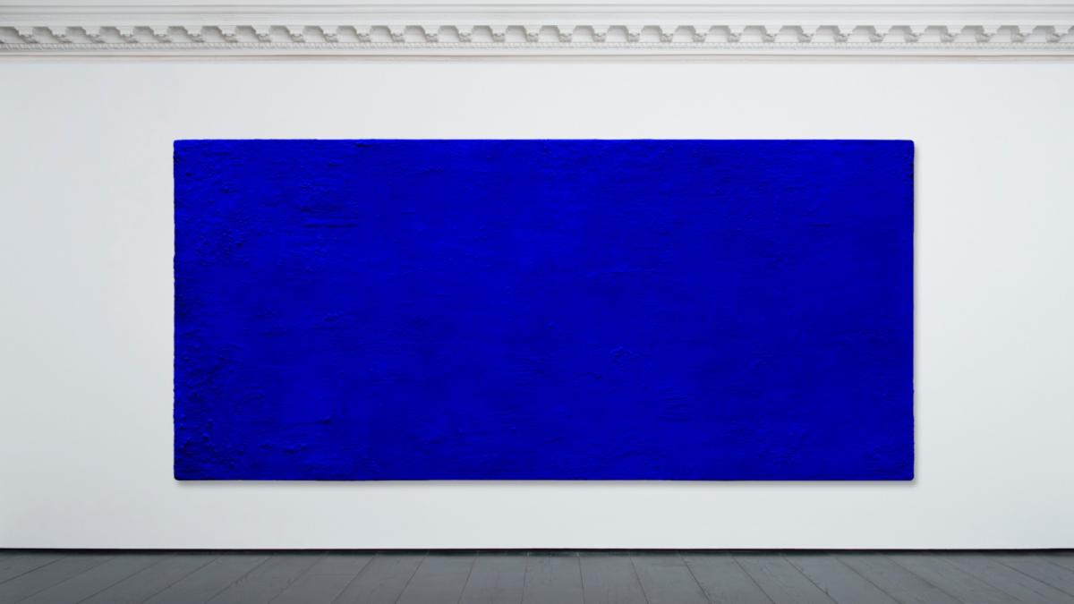 tablou complet albastru viral dupa ce s a vandut cu 18 4 milioane de euro multi romani rad de panza lui yves klein refuz sa cred