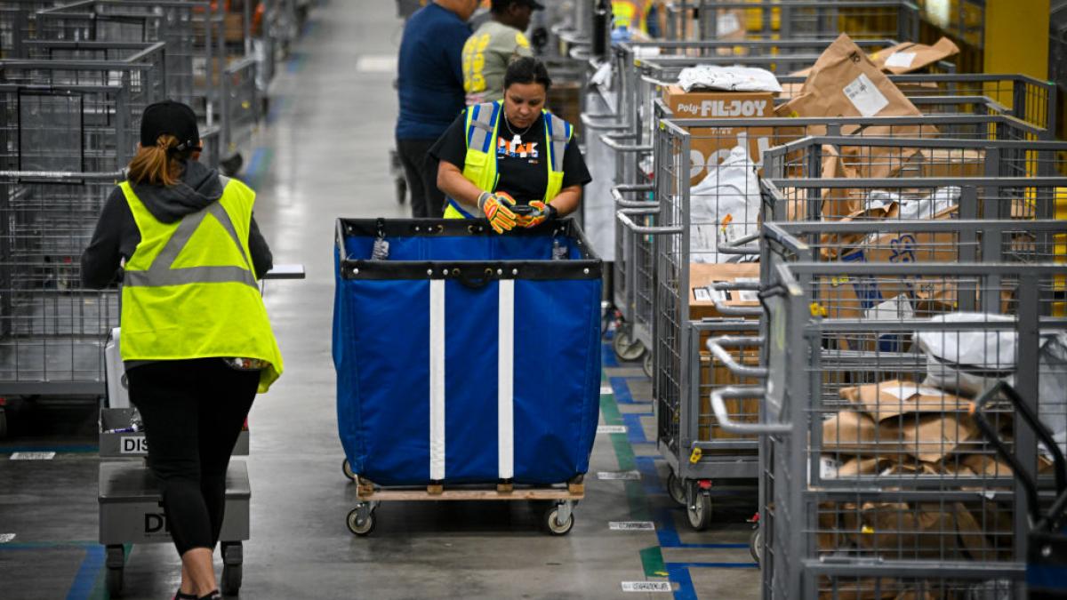 Toată lumea crede că AI va înlocui muncitorii din fabrici, dar concedierile de la Amazon arată că nu ei sunt cei vizați