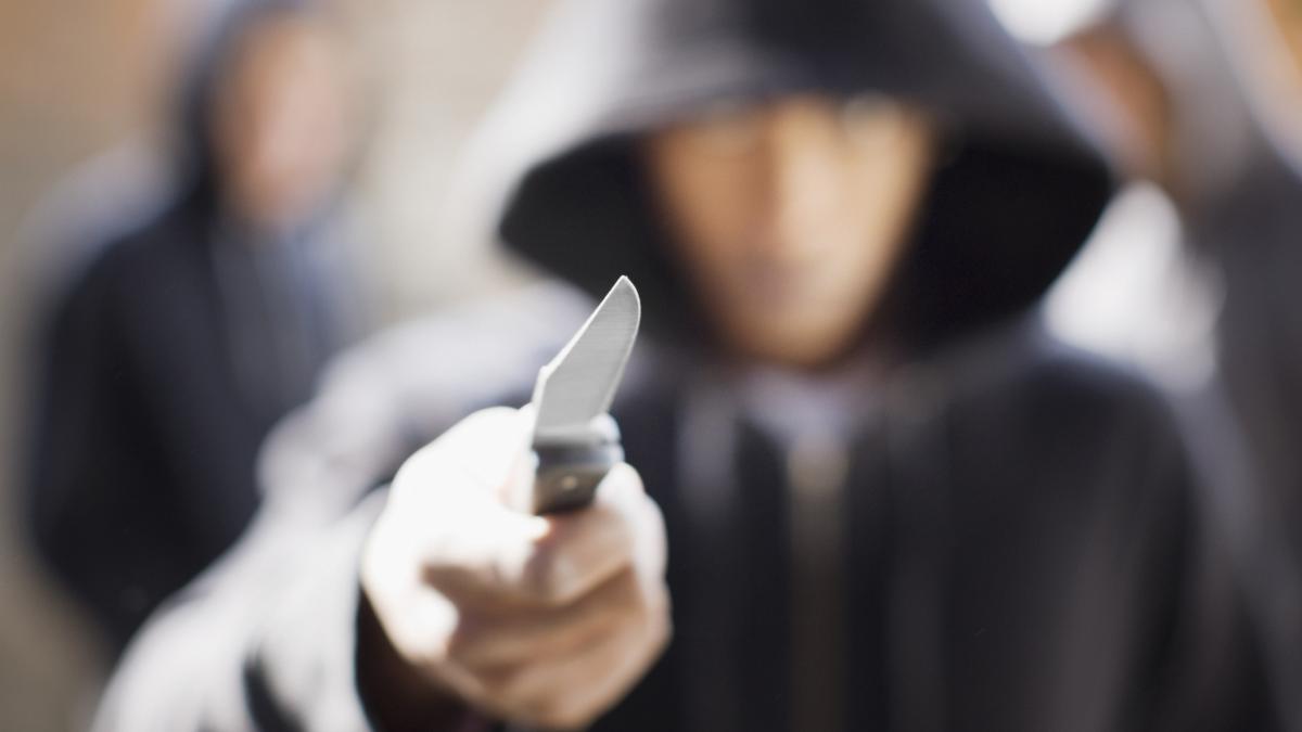 Un băiat de 13 ani a înjunghiat un bărbat din Ilfov care-l alungase, de Halloween. Surse: părinții minorului sunt interlopi locali