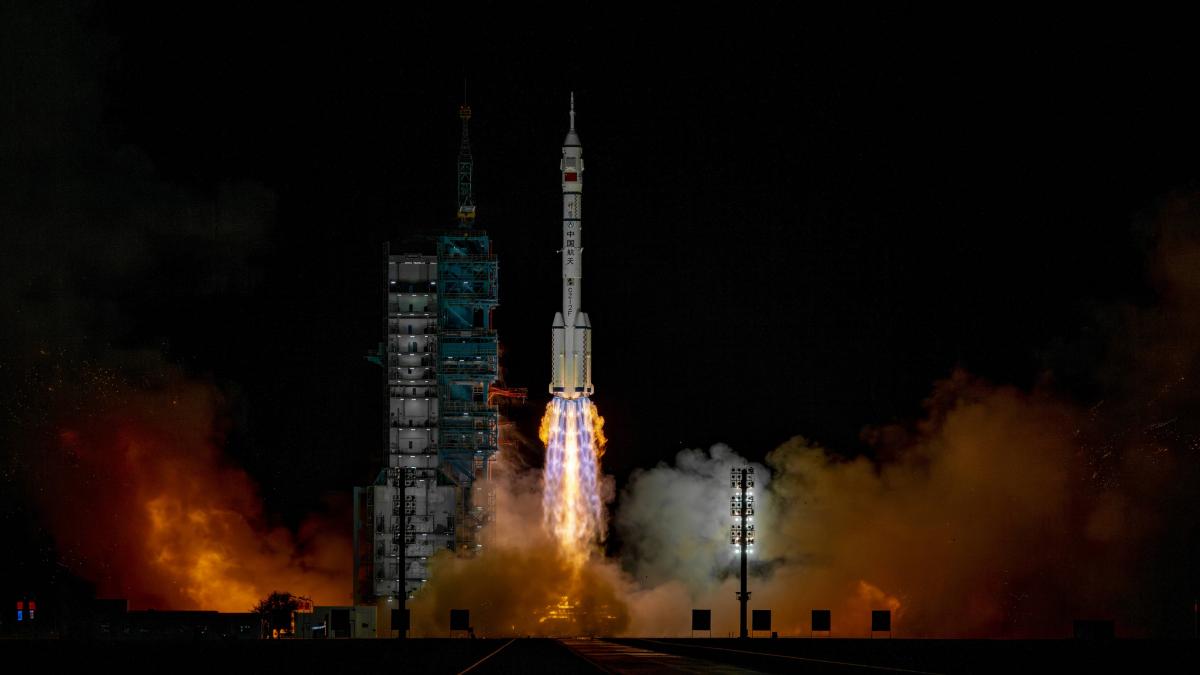 China și-a trimis în spațiu cel mai tânăr astronaut și patru șoareci negri. Vor sta 6 luni în „Palatul Ceresc”