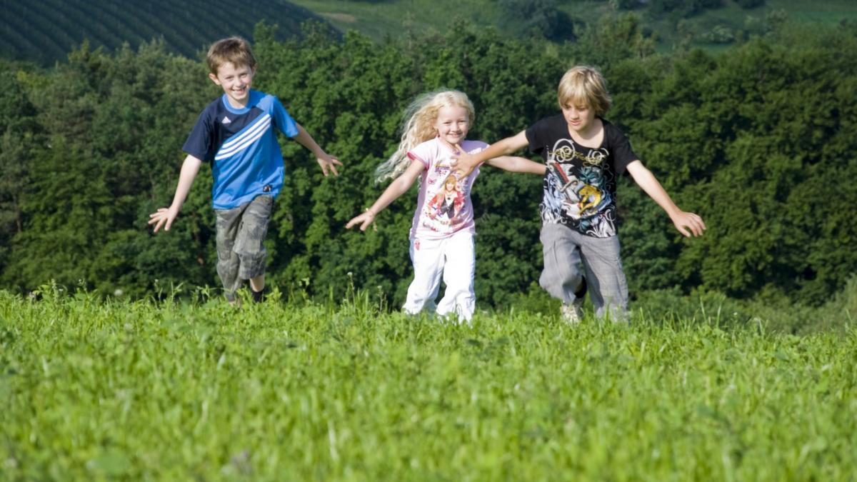 Copiii care se murdăresc sunt mai sănătoși: ce a descoperit Finlanda în urma unui experiment radical în grădinițe