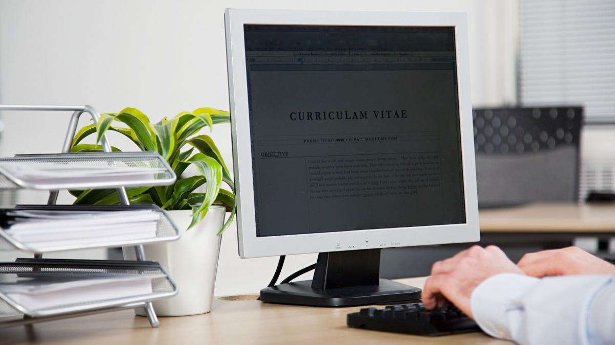 Cum se folosește AI pentru a influența procesul de recrutare. Candidații ascund texte în CV