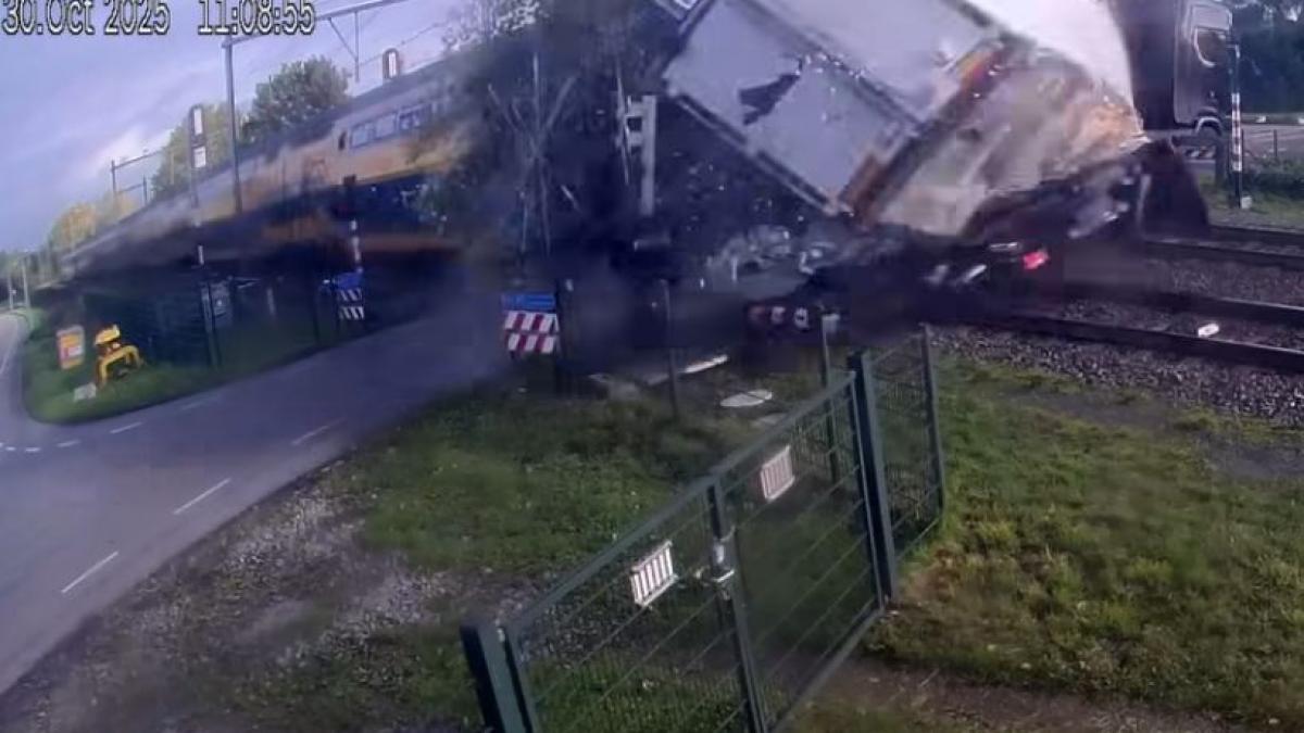 Momentul în care un TIR este spulberat de un tren în Olanda. Un km de cale ferată trebuie înlocuit în urma accidentului