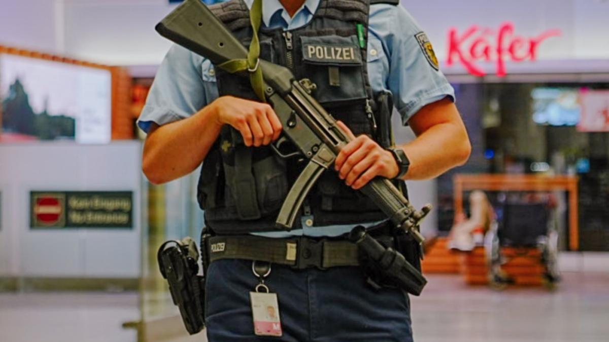 Panică într-un mall din Frankfurt după ce s-au auzit bubuituri puternice: Opt persoane rănite, în urma busculadei