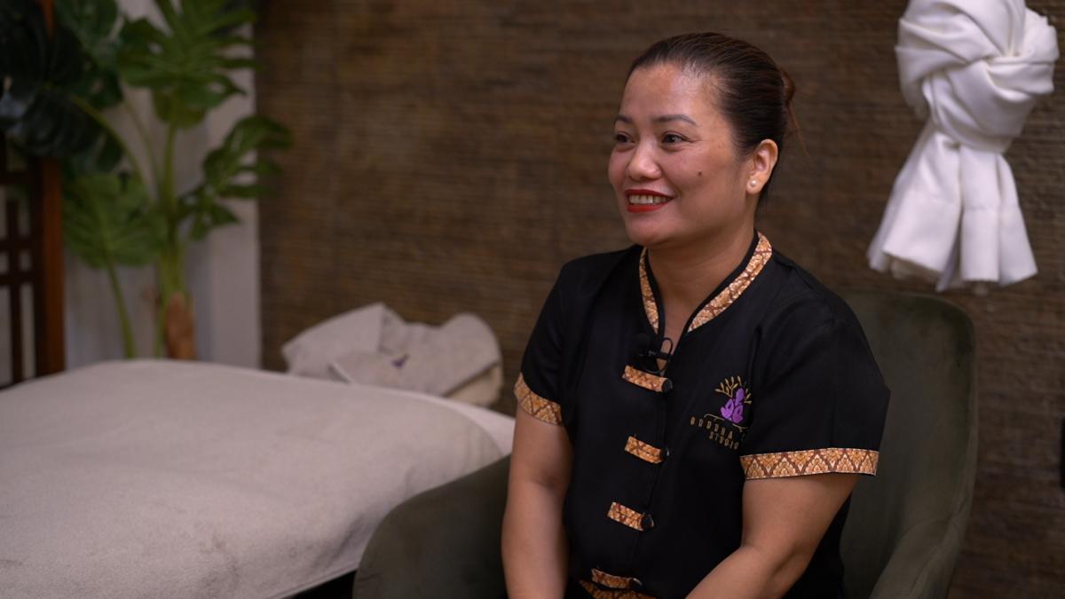 ”Trebuie să câștig mai mulți bani ca să îmi țin copiii în școală”. Poveștile din spatele masajului asiatic din România