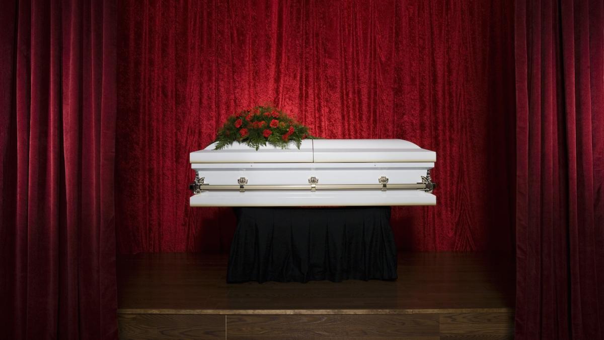 un barbat a facut infarct la o inmormantare dupa ce a vazut ca in sicriul rudei sale se afla un strain