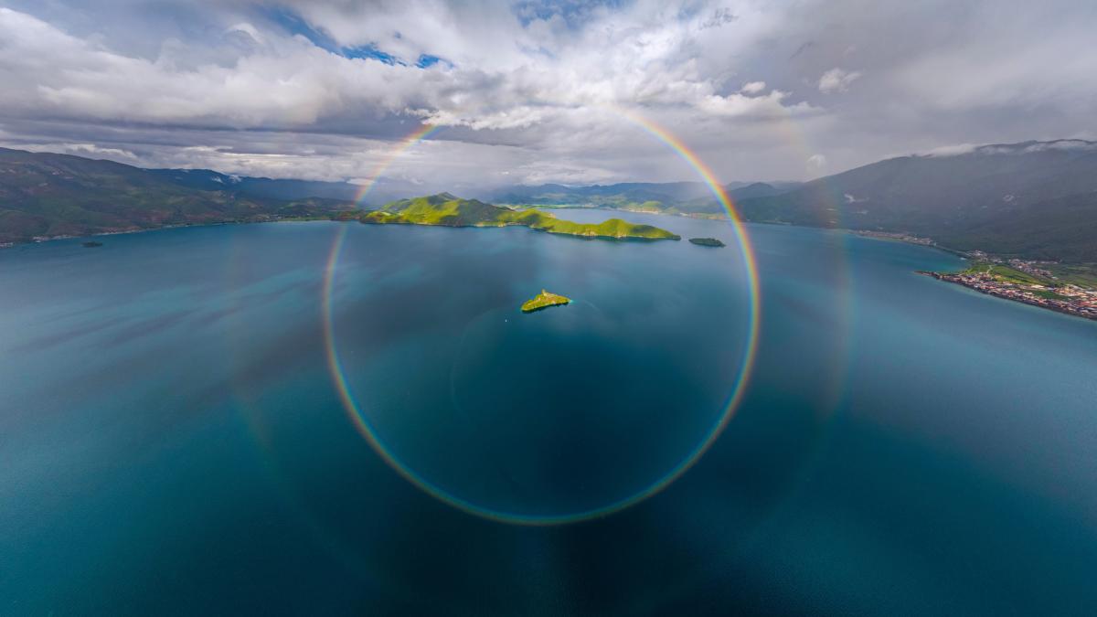 un curcubeu complet in forma de cerc deasupra unui lac fotografia rara premiata dintre alte 4 000 de imagini a devenit virala