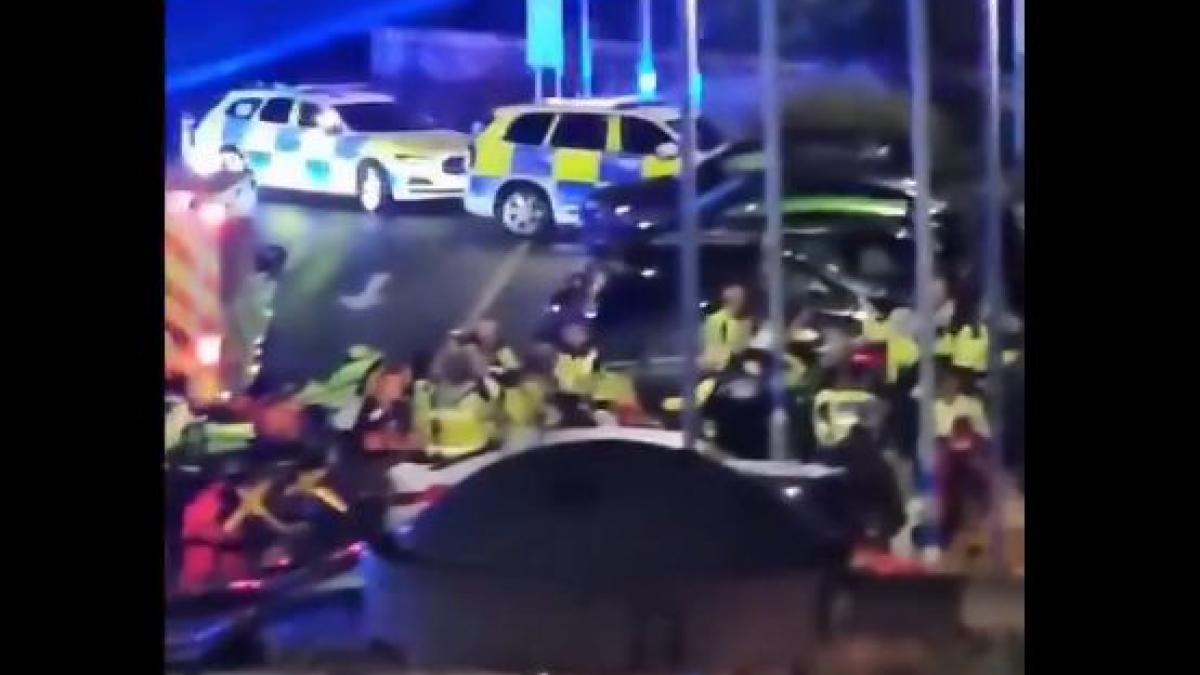 Mai multe persoane au fost înjunghiate într-un tren din Marea Britanie. Doi suspecți au fost arestați