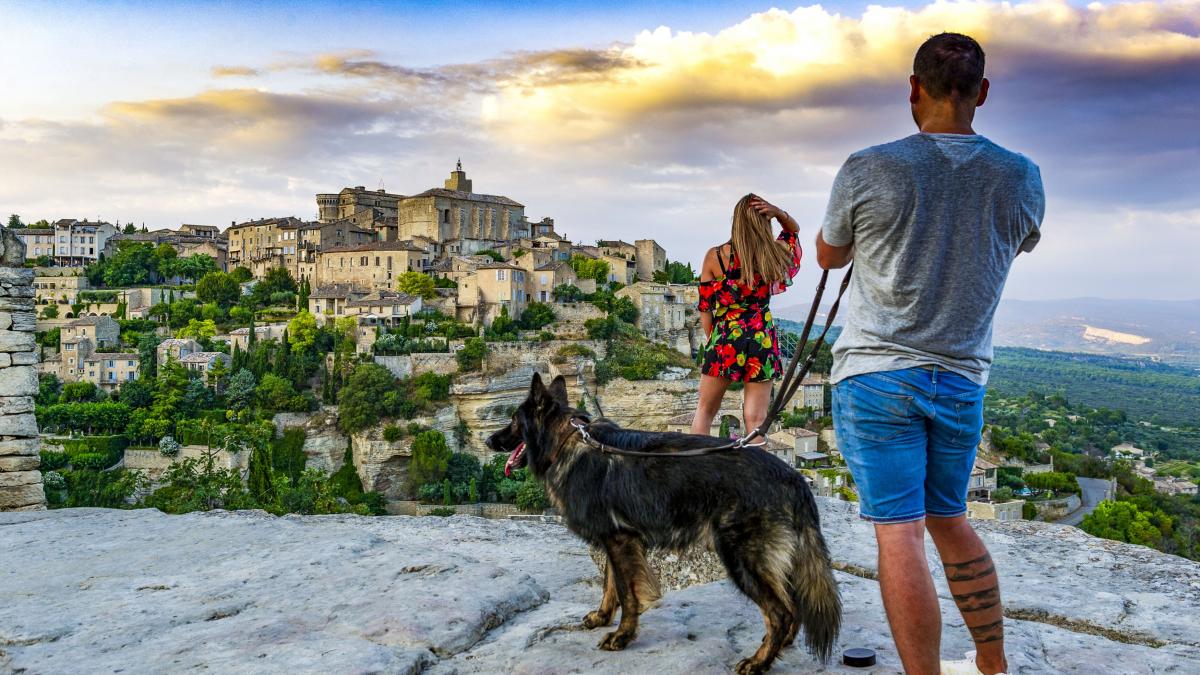 Milioane de oameni folosesc acest truc pentru a călători gratuit în toată lumea. Dar ce riscă când fac asta