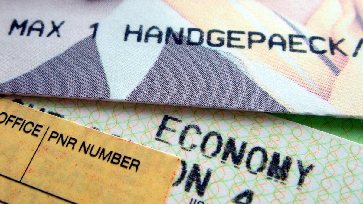 situatia absurda prin care trece o femeie care si a luat bilet de avion dar nu a mai zburat este absurd sunt furioasa