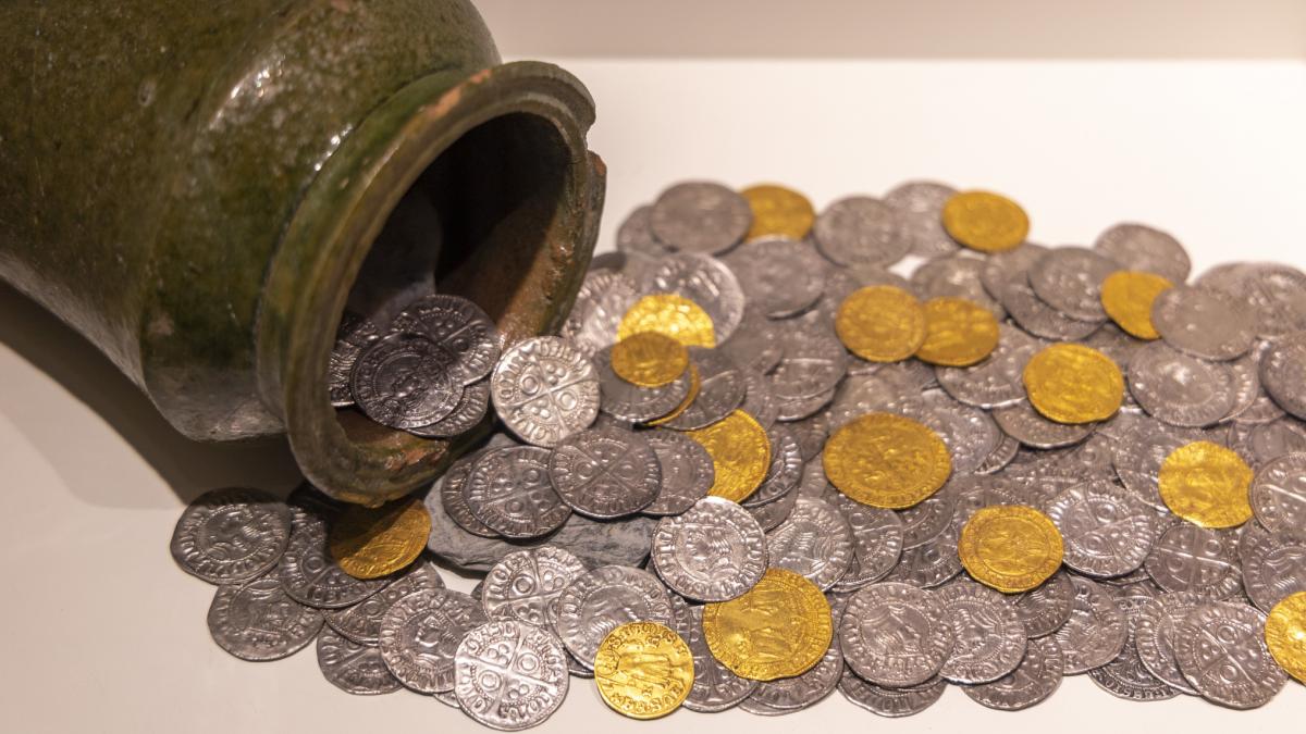 Un cuplu din Anglia a descoperit zeci de monede de aur și argint, vechi de 500 de ani, în timp ce-și amenaja grădina