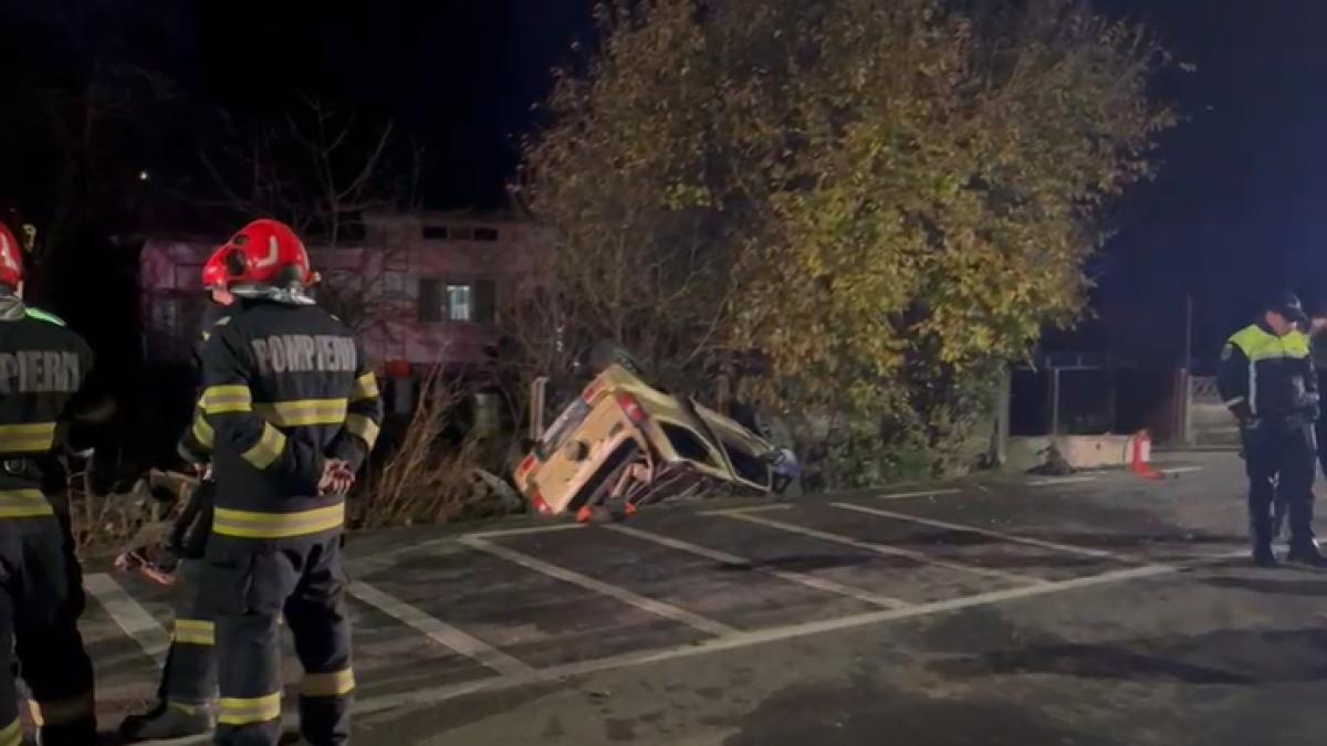 Un om a murit și alți doi sunt grav răniți după ce au intrat cu mașina într-o țeavă de gaze, care s-a fisurat la impact