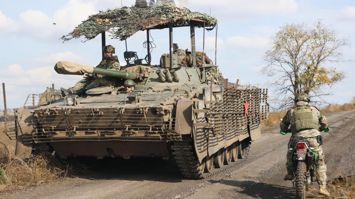 batalia pentru pokrovsk poarta catre donetk e asediata de rusi ucrainenii trimit unitati de elita rusii inainteaza printre ruine