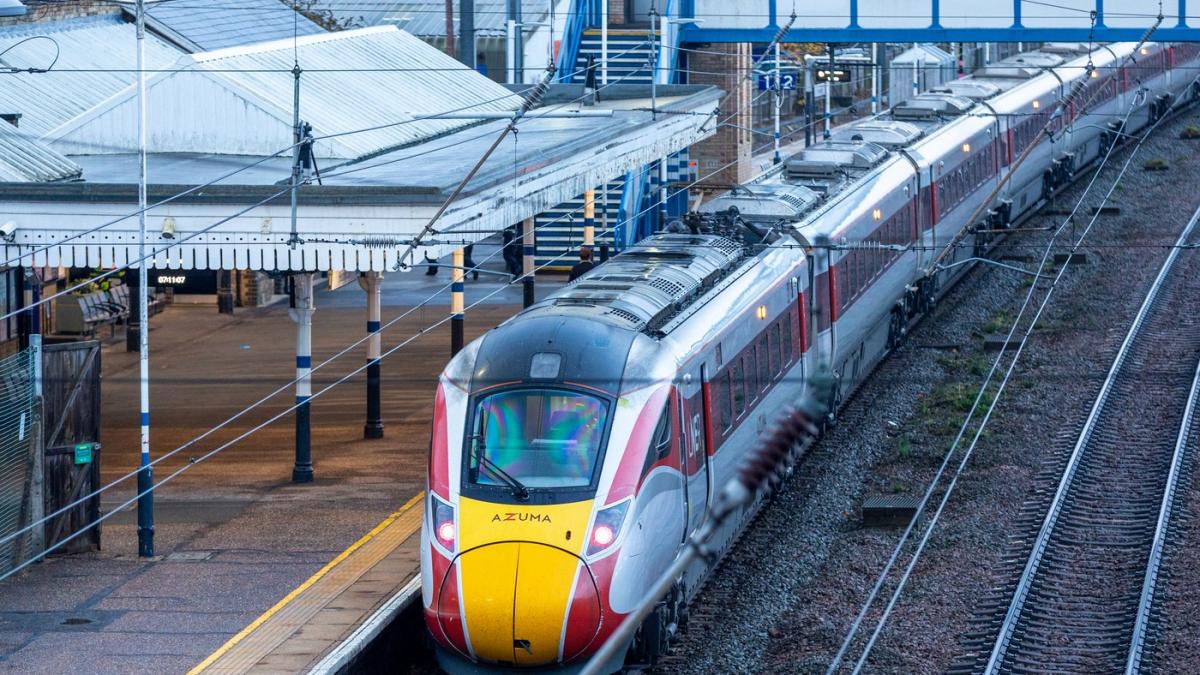 Cine e mecanicul erou care a protejat pasagerii de atacatorul cu cuțitul din trenul spre Londra. Decizia sa rapidă a salvat multe vieți