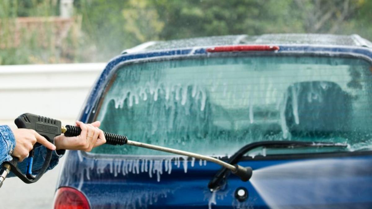 Cum se spală corect mașina la self service. Când se dă cu ceară și ce urmează după