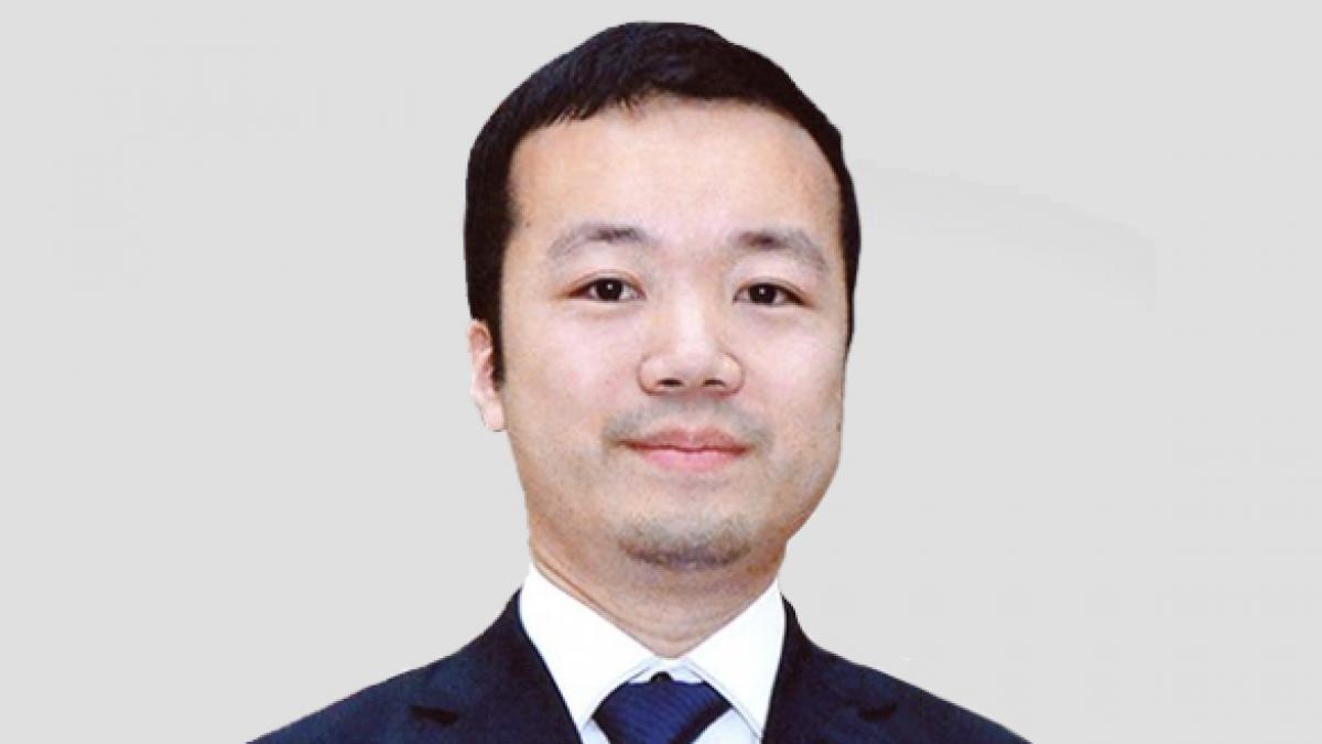 De la "minune", la escroc. Cine e tânărul din limuzina cu numărul 5555, care a clădit un imperiu de afaceri din Cambodgia până-n Londra