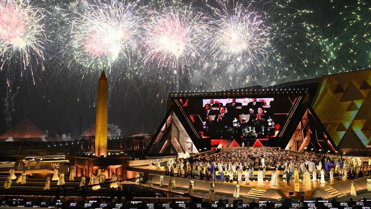 imagini spectaculoase de la deschiderea marelui muzeu egiptean 50 000 de artefacte sunt acolo inclusiv comorile lui tutankhamon