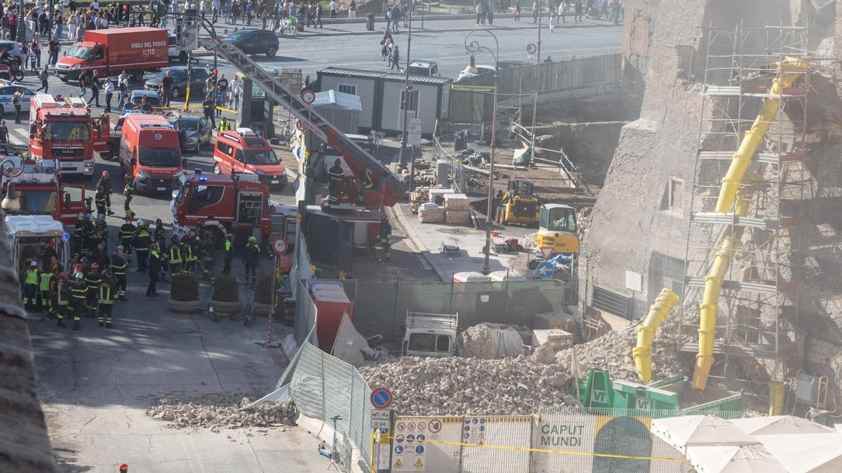 MAE: Un muncitor român este prins sub dărâmături, după prăbușirea turnului Torre dei Conti, la Roma. Încă un român este la spital
