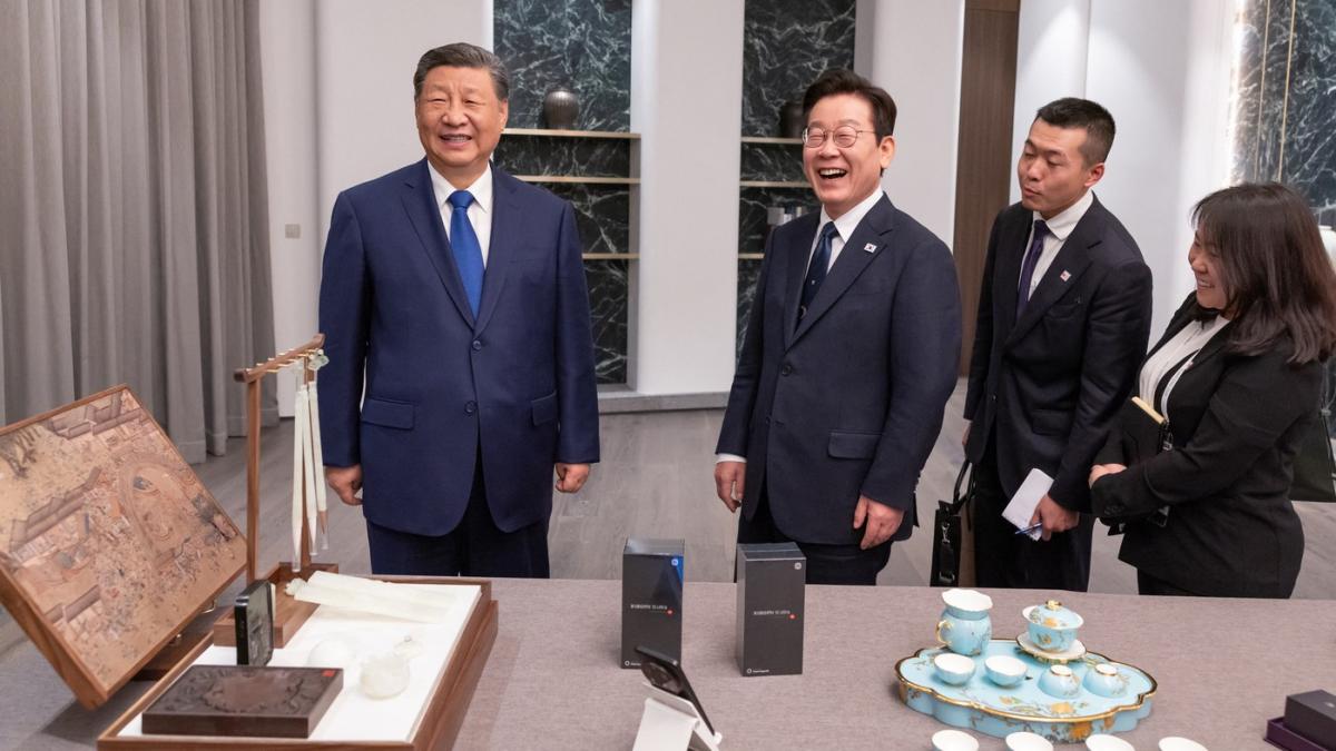 moment rar cu xi jinping care face o gluma ce i a spus presedintelui din coreea de sud dupa care a izbucnit in ras