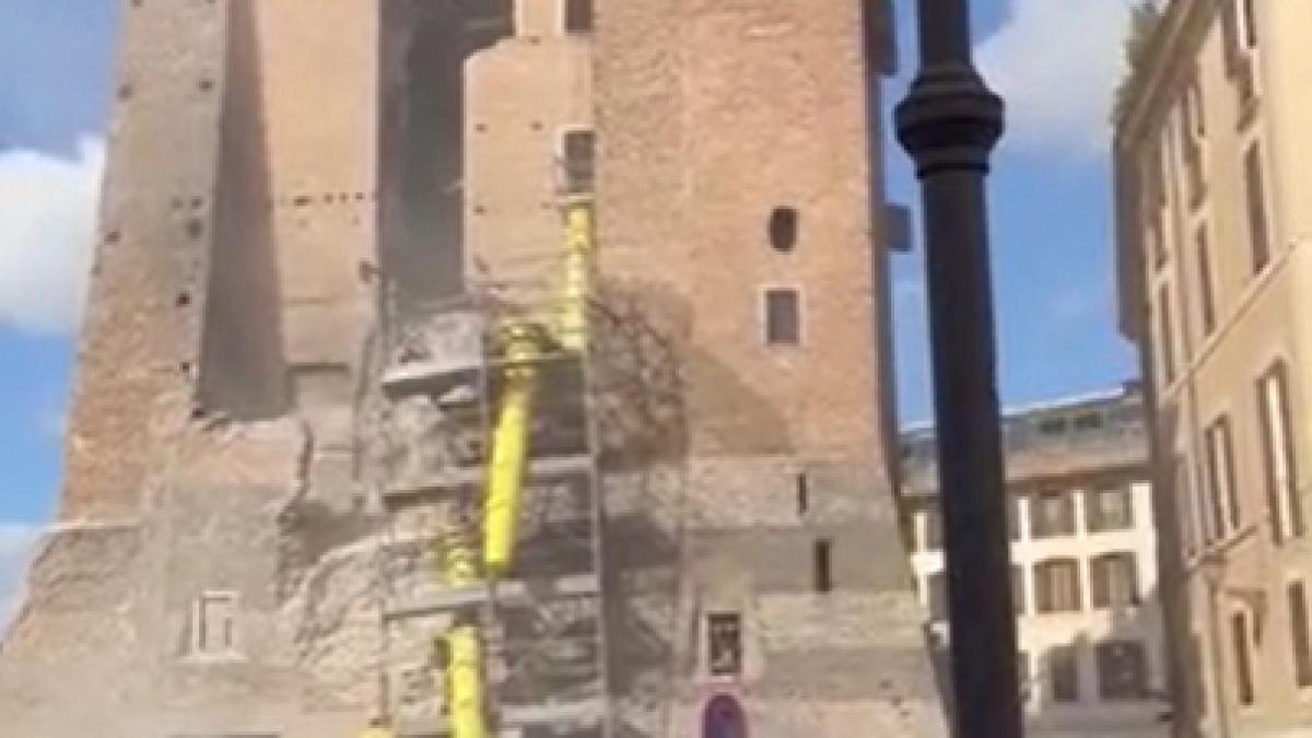 o parte dintr un turn aflat in forumurile imperiale din roma s a prabusit un muncitor ranit a fost scos cu macaraua dintre daramaturi