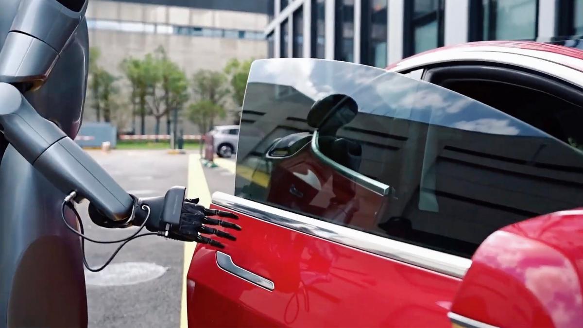 Roboții umanoizi înlocuiesc deja oamenii în HoReCa: Cum arată „angajații” de metal care întâmpină oaspeții unui hotel nou din Shanghai