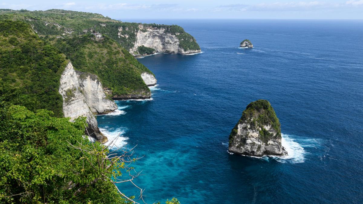 scandal in bali din cauza unui lift de sticla de 182 de metri pe cea mai fotografiata stanca