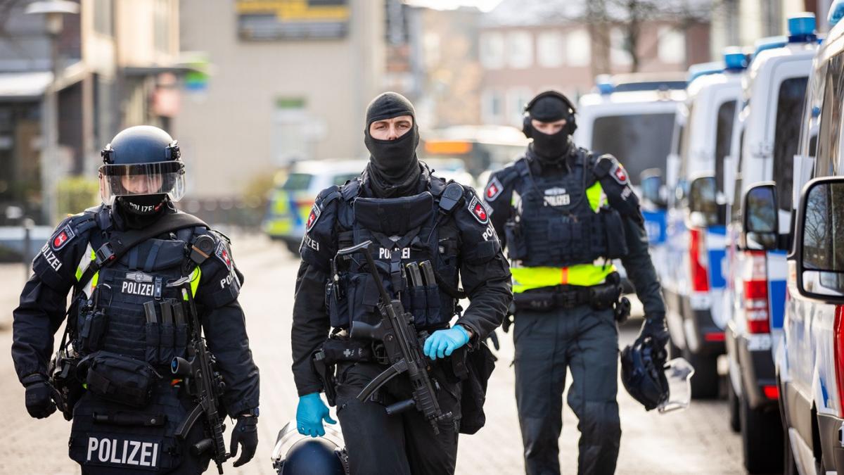 scene violente in gara din koln sute de ultrasi au coborat din trenuri si s au luat la bataie