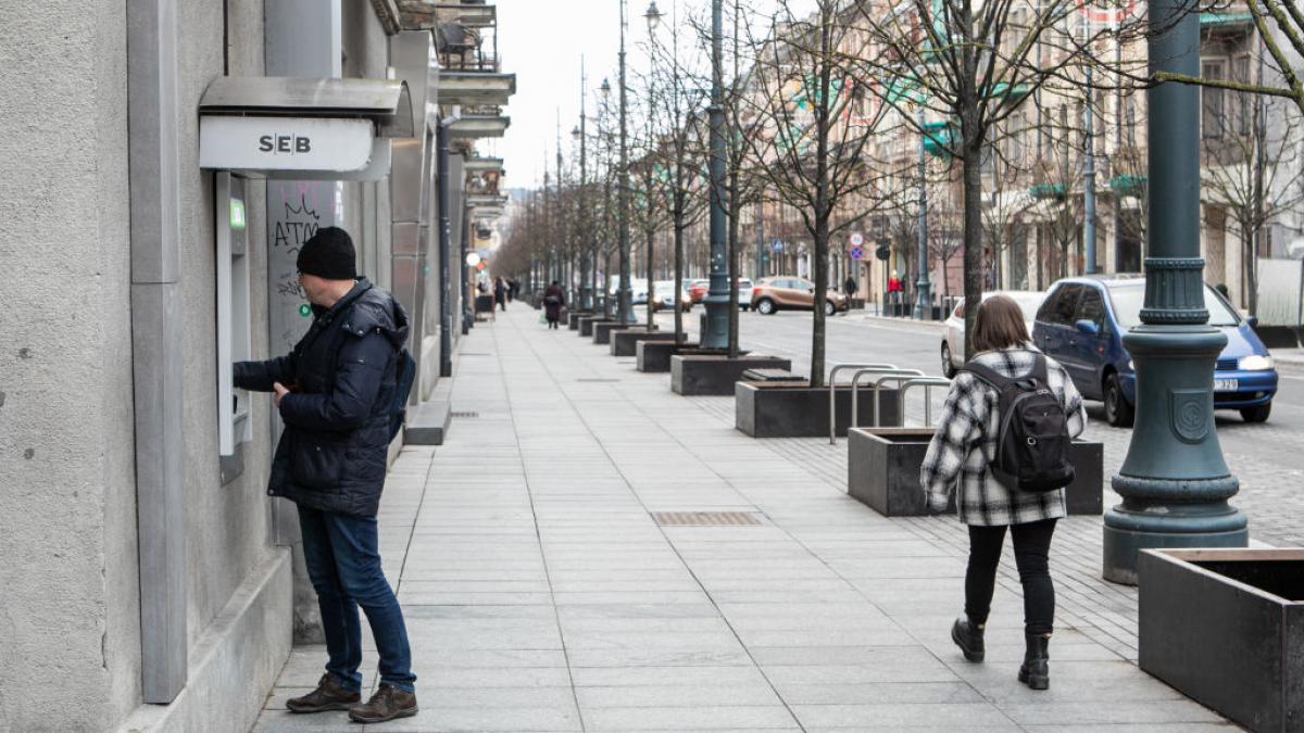 Un muncitor de la o fabrică a primit din greșeală toate salariile colegilor și a refuzat să returneze banii. Apoi s-a mutat în alt oraș