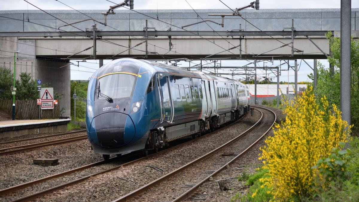 un tren care circula de la glasgow spre londra a deraiat
