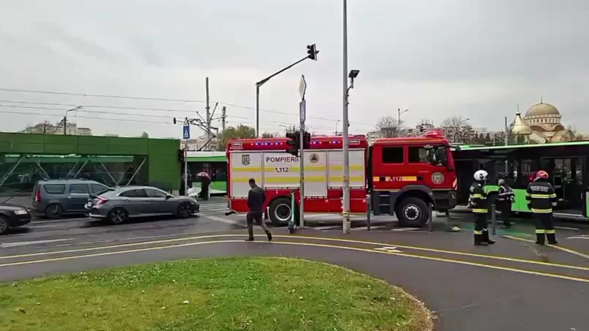 accident grav cu 8 victime in cartierul drumul taberei din bucuresti tramvaiul 41 s a ciocnit de un autobuz stb