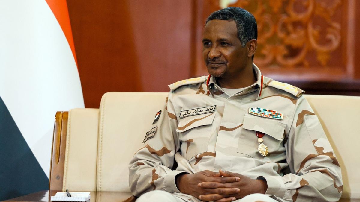 cine este generalul care a aruncat sudanul intr un razboi civil devastator a facut o avere vanzand camile si aur