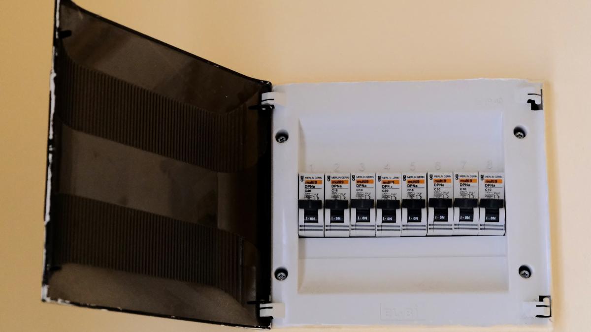 cu cat creste pretul energiei electrice din noiembrie 2025 scumpirea care se aplica la factura