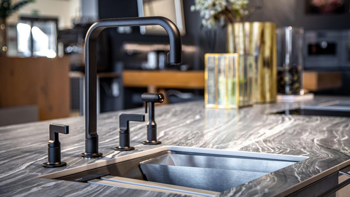 inima casei cum sa alegi blatul insula si bateriile perfecte pentru bucataria ta