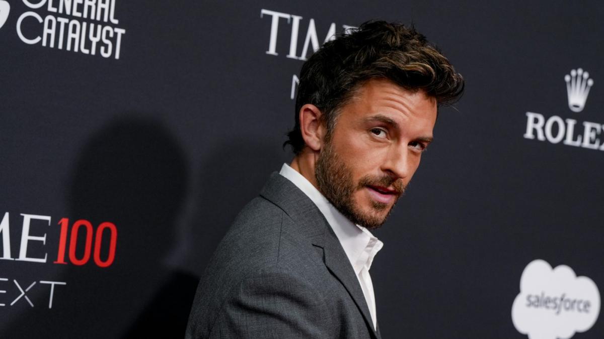 Jonathan Bailey este "cel mai sexy bărbat în viață", conform revistei People. Actorul a reacționat imediat: "Este absurd"