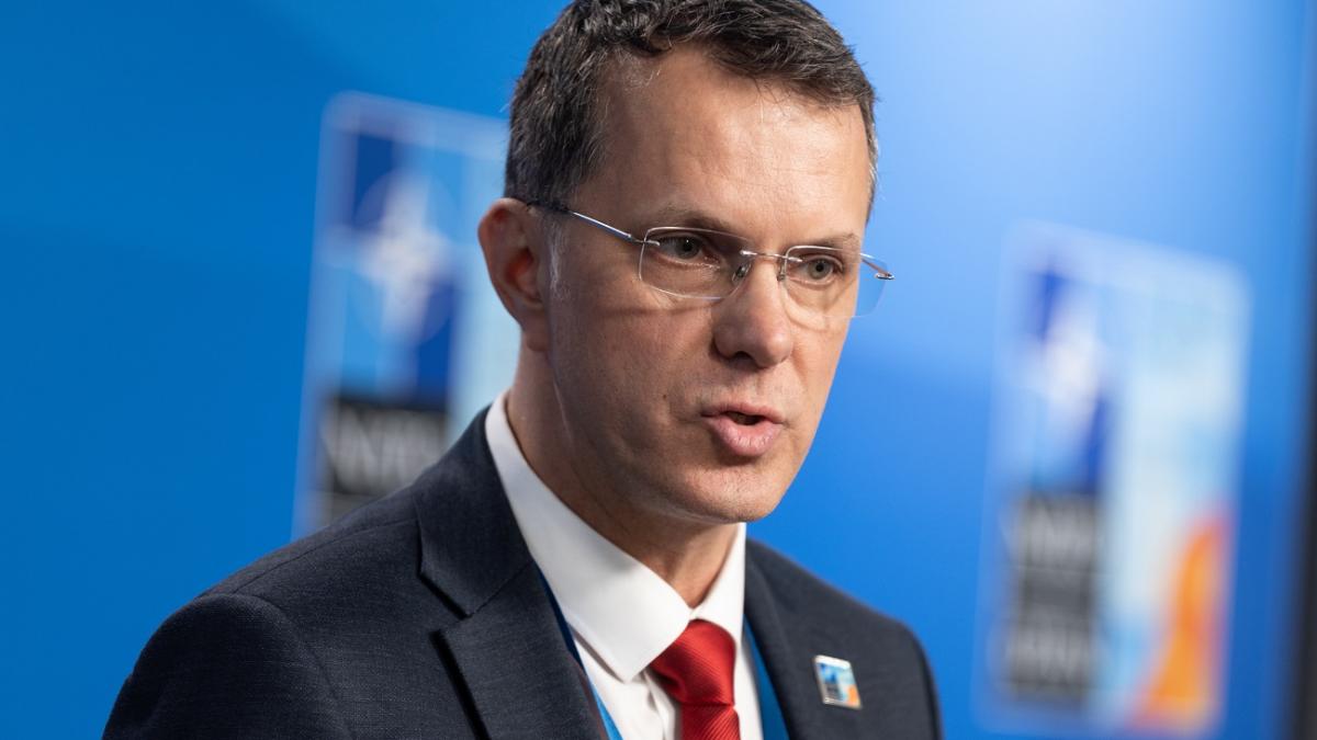 ministrul apararii anunt inainte de sosirea lui rutte americanii sunt aici raman la kogalniceanu la campia turzii la deveselu